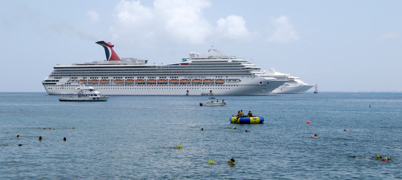 La increíble historia del turista que cayó por la borda en un crucero y fue hallado vivo por la Guardia Costera