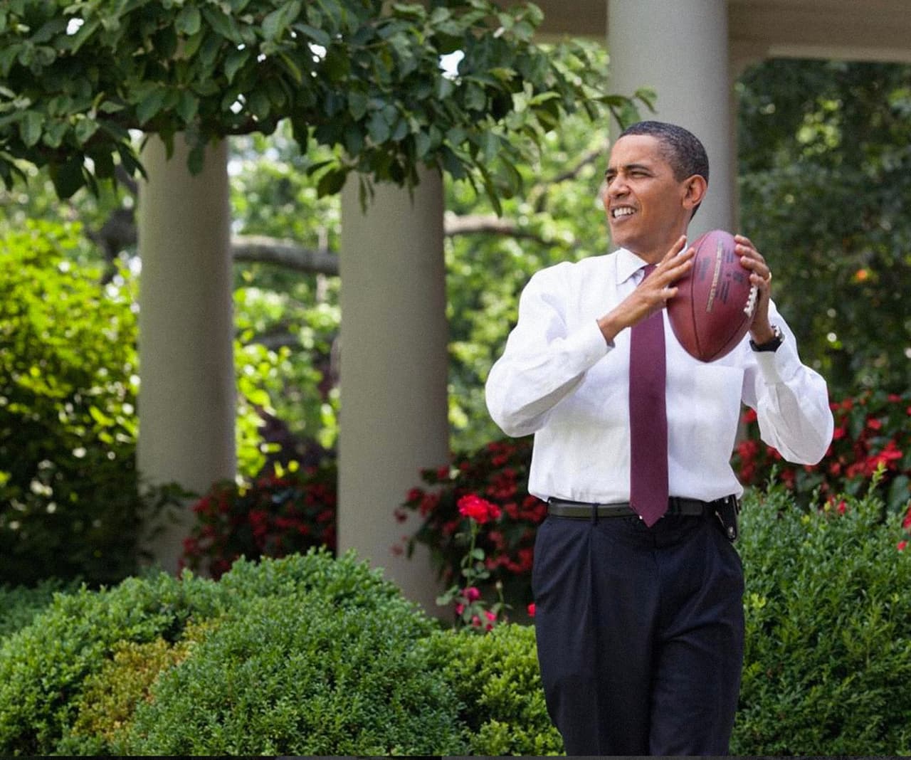 <b>Superbowl.</b> El domingo del gran juego de fútbol, Donald Trump aprovechó para dar una entrevista en televisión. Ese día Pete Souza publicó esta fotografía y escribió:
<i>“</i>Happy Super Bowl Sunday”.