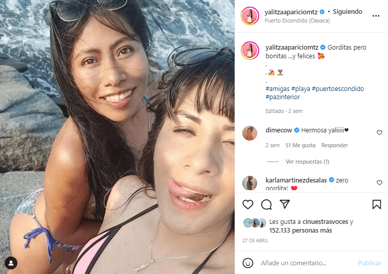 Días antes, la actriz había compartido otro retrato en la playa junto a una amiga. En el pie de la imagen, se halagó a sí misma, llamándose “bonita”.