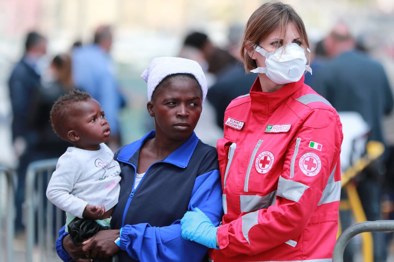 <b>7. Donar kits de primera necesidad para más de 2,400 personas</b>
<br>Si por un arrebato de cordura, la primera dama decidiera donar un monto parecido al de su chaqueta a
<a href="https://www.msf.es/colabora/dona/grandes-donativos/urgencia">Médicos sin Fronteras</a> se podrían comprar kit de primera necesidad para 2,400 personas.
