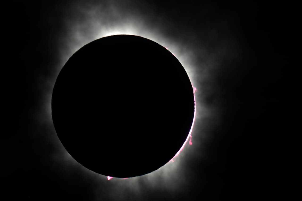 Así se vio el momento en que la Luna tapó al Sol en Fort Worth, Texas, el 8 de abril de 2024. Para volver a ver un eclipse así en Estados Unidos, tendrás que esperar hasta 2033... y estar en Alaska. Y si no, el próximo eclipse visible en 48 estados será el 22 de agosto de 2044.