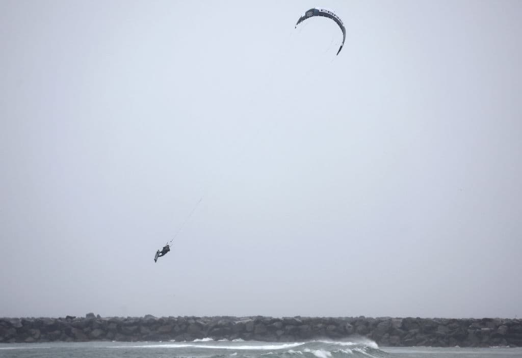 En Ocean Beach, también en San Diego, un surfer decidió ponerse en riesgo durante la tormenta Hilary.