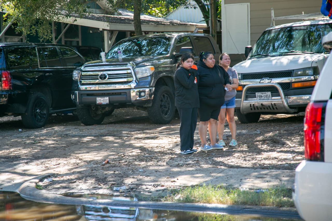 “Mi esposo me dijo
<b>‘Gaby levántate que están los de ICE afuera’ </b>y ya fue cuando me levanté y el niño empezó a llorar y desde ese momento nos dejaron sin aire. El bebe está mojado en sudor, la niña estaba llorando y cuando empezaron a romper aquí salió corriendo”, dijo Gabriela González.