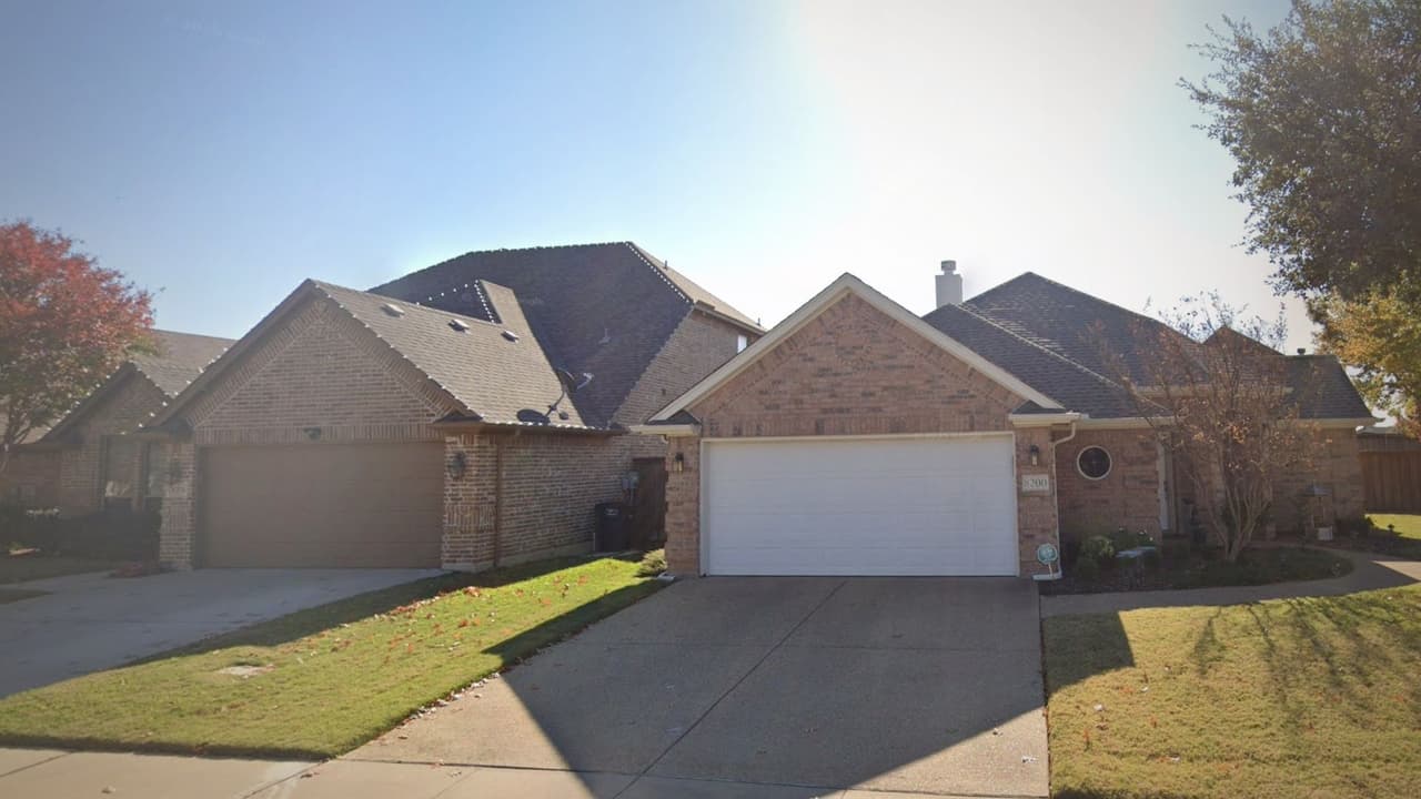 Muere niño de 6 años tras ser hallado bajo el agua en una piscina en Fort Worth