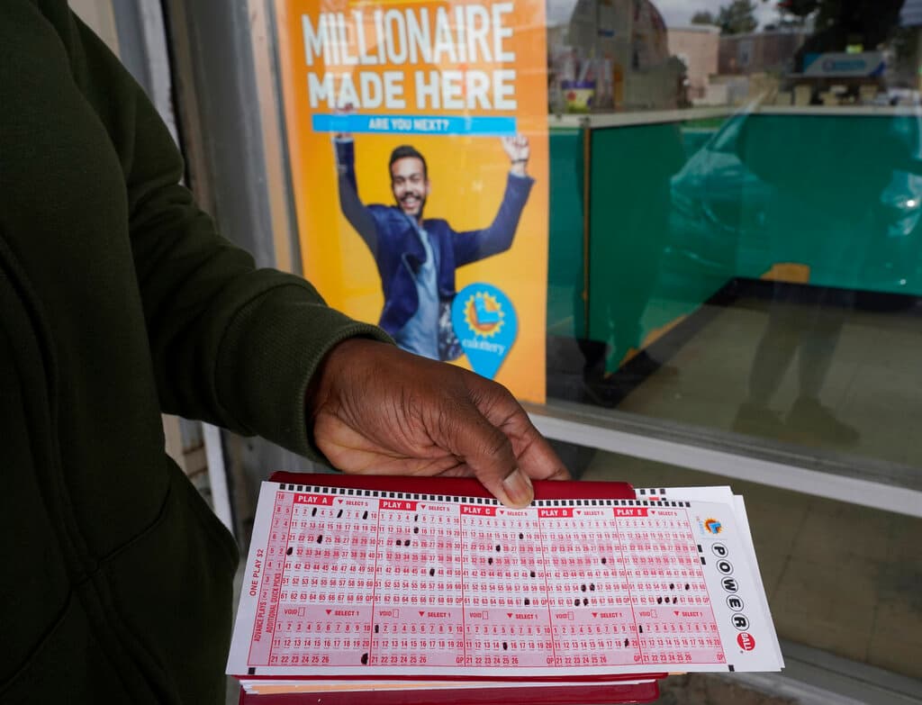 Para poder reclamar la millonaria bolsa acumulada del sorteo
<b>Powerball</b>, el boleto debe acertar los cinco números de las bolas blancas, así como el número de la Powerball roja.