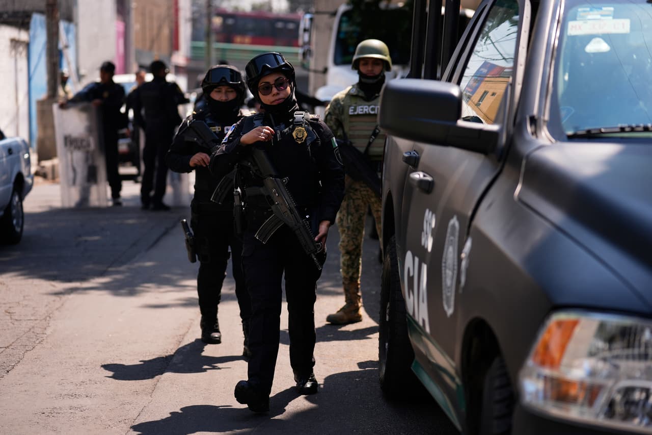 El cantante de narcocorridos
<b> Juan Carlos Santiago, conocido como AfroSan --intérprete de narcocorridos-, fue asesinado en un ataque armado el 9 de febrero pasado en Tláhuac</b>, una peligrosa alcaldía de Ciudad de México. En esa agresión, otra persona resultó lesionada. (Imagen de Archivo).