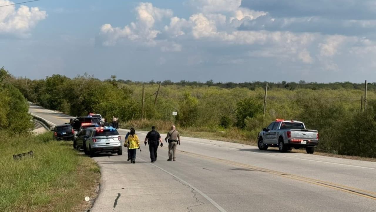 Tras confirmar el nombre del fugitivo y descubrir que tenía un largo historial criminal, autoridades de Mustang Ridge llamaron al equipo SWAT, agentes caninos y a un helicóptero para localizarlo.