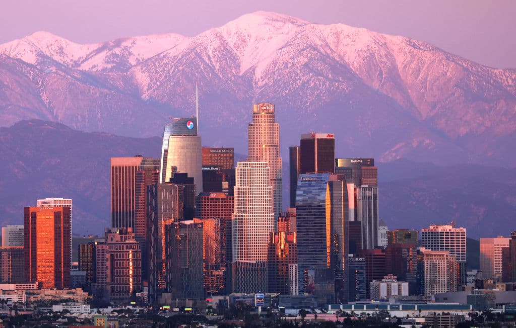 <b>California, el estado con los conductores más agresivos</b>
<br>
<br>California es el estado número uno del país donde los conductores enfrentan más infracciones viales por aceleración, frenazos bruscos y exceso de velocidad, dice un reporte. Cuatro de las cinco ciudades más peligrosas para conducir en EEUU se encuentran en este estado.
<br>
<br>El nuevo estudio, realizado a escala nacional por la aplicación de seguridad familiar Life360, analizó más de 60,000 millones de bases de datos sobre el comportamiento de los conductores y realizó una encuesta a otros 1,000 conductores estadounidenses de todas las generaciones para descubrir qué es lo que realmente desvía la atención de la carretera.
<br>