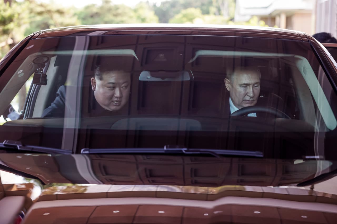 <a href="https://www.univision.com/noticias/mundo/putin-amenaza-con-lanzar-el-oreshnik-sobre-kiev">Vladimir Putin visitó Corea del Norte y fue recibido por el líder Kim Jong Un.</a> En ese viaje, el primero de un líder ruso a ese país en 24 años, produjo fotos de los dos líderes, mostrándolos amistosos, al punto de manejar un automóvil juntos y despedirse desde la ventana del avión al volver a Moscú. Esta alianza mostró la faceta militar más tarde en el año, cuando se supo que militares norcoreanos están peleando por Rusia en la guerra con Ucrania.