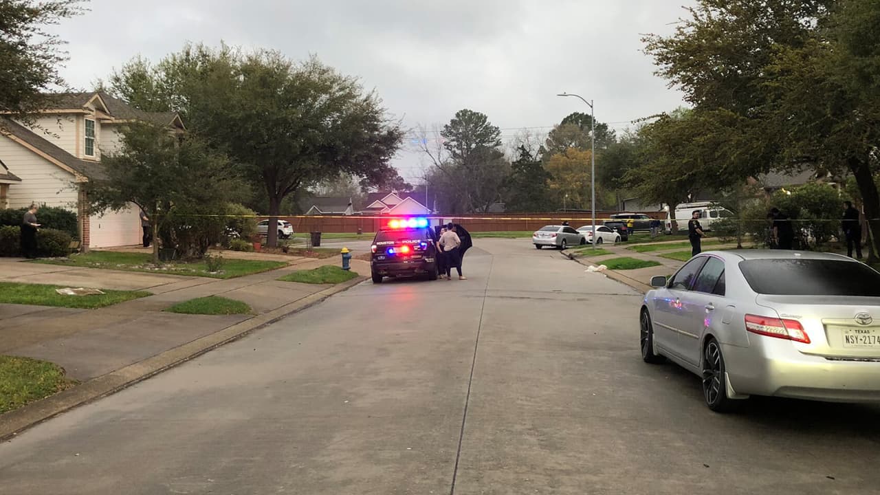 Hallan sin vida a una mujer, un adolescente y un hombre en una casa en Houston: posible homicidio-suicidio
