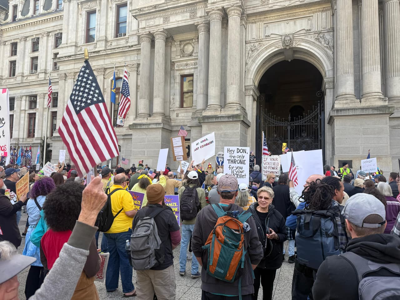 El movimiento 'No kings' ('Sin reyes') está integrado por cientos de grupos activistas nacionales y locales.