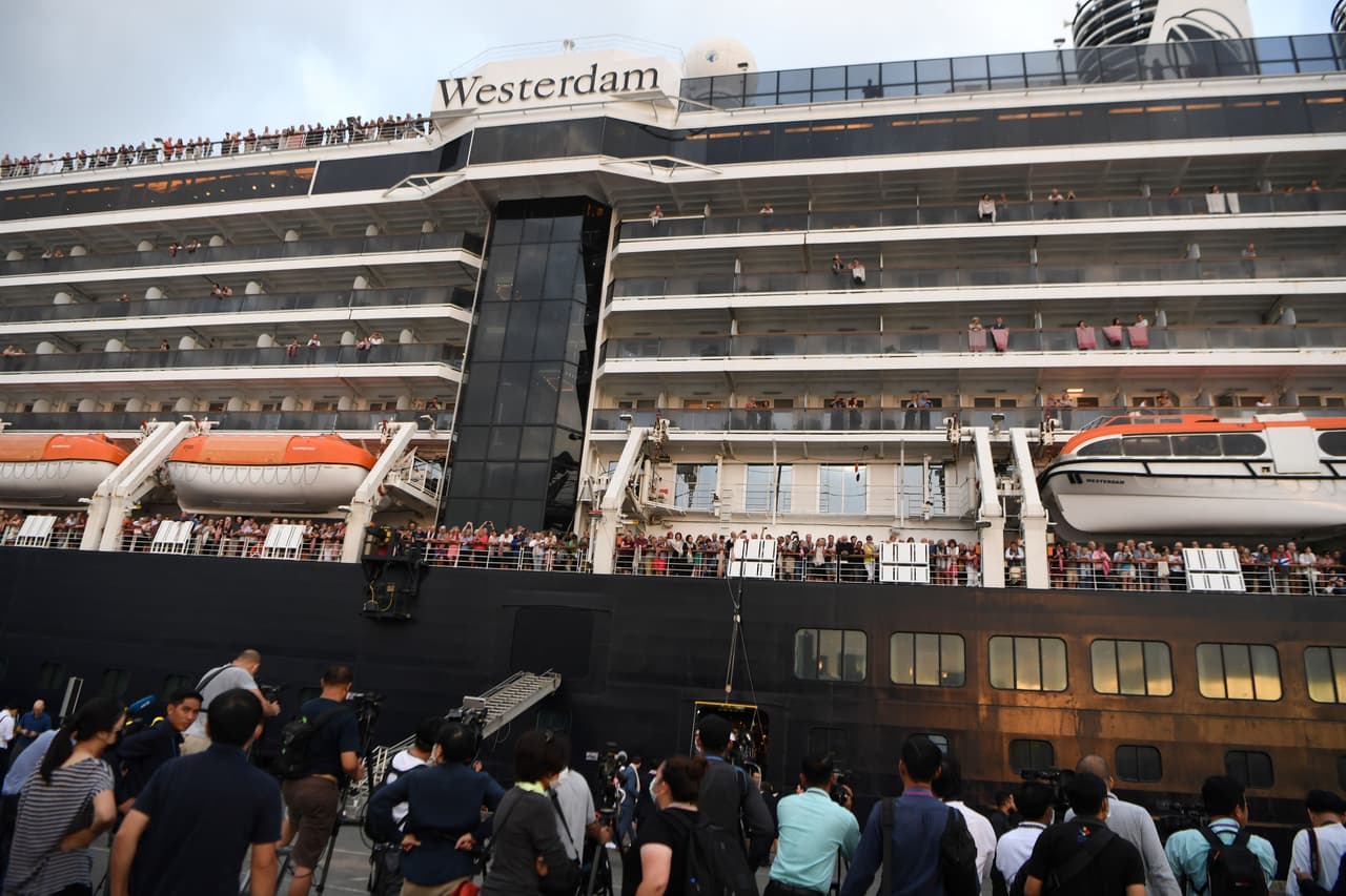 Sin embargo, el barco fue rechazado en Japón, Guam, Filipinas, Taiwán y Tailandia, ante los temores de entre las personas a bordo haya personas contaminadas con el COVID-19, un nuevo coronavirus que ya provocó la muerte de casi 1,400 personas.