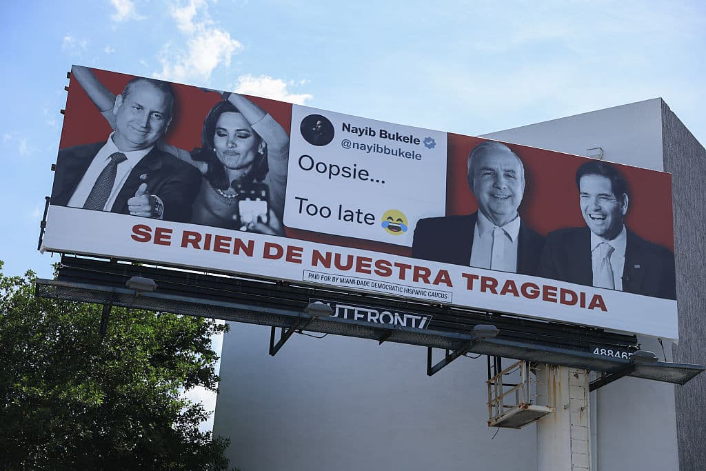 "Se ríen de nuestra tragedia" se lee en una valla que puede ser vista en varias partes de la ciudad.