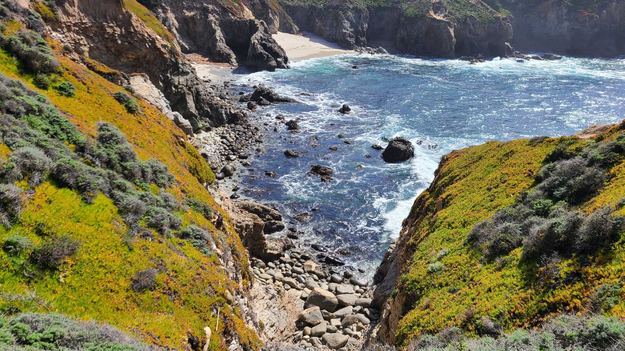 <b><a href="https://montereybay.noaa.gov/" target="_blank">Monterey Bay </a></b>
<br>La bahía de Monterrey ofrece paseos a la orilla del Pacífico con impresionantes vistas. Esta porción de las costas de California es considerado un Santuario Nacional de vida Marítima de EEUU.