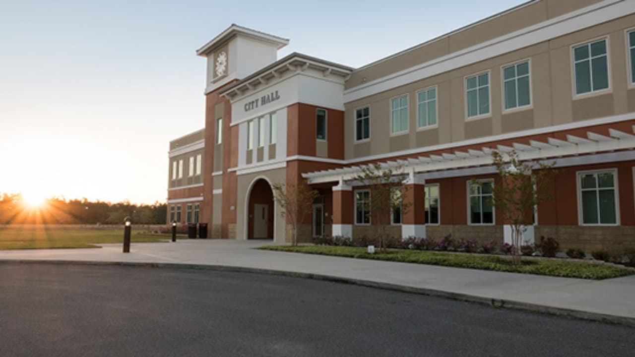 Palm Coast es un refugio costero accesible en la costa noreste de Florida, con viviendas a un precio promedio de $357,612 y una baja tasa de criminalidad.
<br>