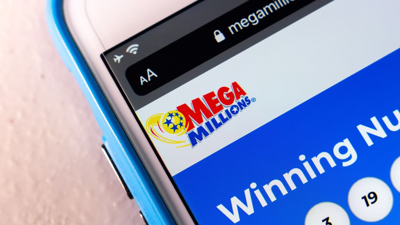 <h3 class="cms-H3-H3">¿Qué cambiará con el aumento?</h3>
<br>'El precio más alto viene acompañado de varios cambios importantes en el juego, diseñados para aumentar las ganancias y hacer más emocionante la experiencia para los jugadores. Estos son los cambios principales:
<ul>
<li data-start="1077" data-end="1194" class=""> <b>Mejores probabilidades de ganar el premio mayor</b>: Los jugadores tendrán más oportunidades de ganar el "gran bote".</li>
<li data-start="1195" data-end="1297" class=""> <b>Premios más grandes y frecuentes</b>: Los "botes" serán más grandes y aparecerán con mayor frecuencia.</li>
<li data-start="1298" data-end="1397" class=""> "<b>Botes" iniciales más altos</b>: Los "botes" comenzarán con una cantidad mayor y crecerán más rápido.</li>
<li data-start="1398" data-end="1604" class=""> <b>Multiplicador automático</b>: Cada jugada incluirá un multiplicador que puede aumentar los premios no ganadores por 2X, 3X, 4X, 5X o incluso 10X, hasta $10 millones si se aciertan las cinco bolas blancas.</li>
<li data-start="1605" data-end="1762" class=""> <b>Premios garantizados más altos</b>: Ya no habrá premios que igualen el valor del boleto. Los jugadores siempre ganarán más de lo que pagaron por su ticket.</li>
</ul>