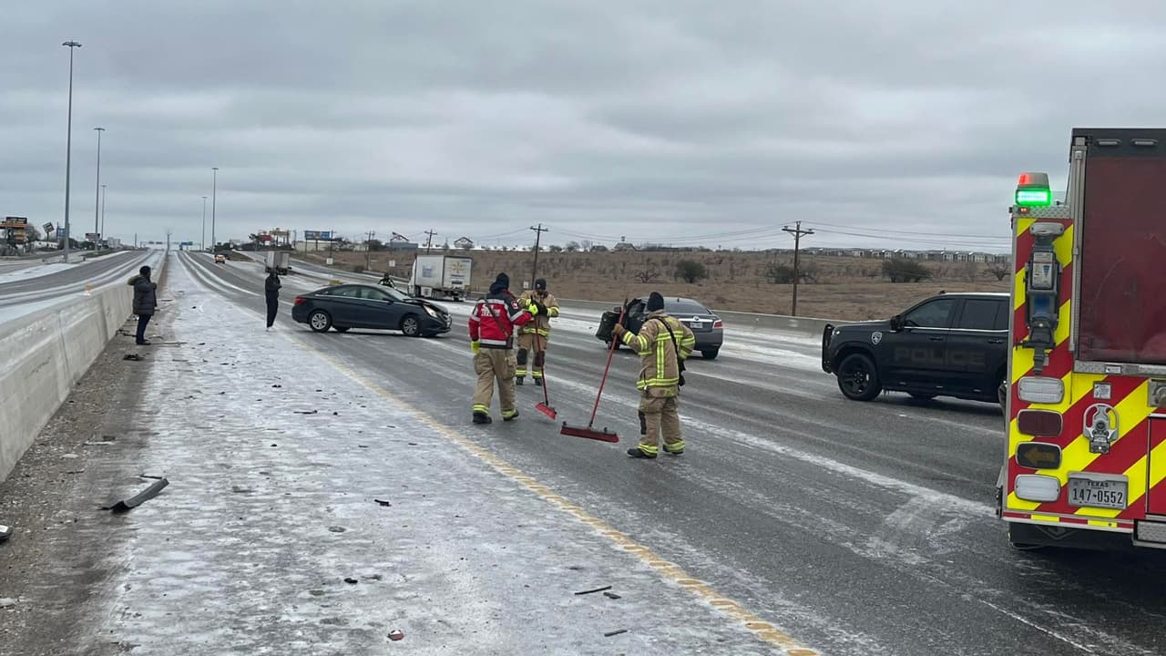 <b>Northbound IH-35 permaneció cerrada en varios tramos debido a múltiples choques</b>; el tráfico fue desviado a las vías laterales. Los oficiales insisten en extremar precauciones y evitar desplazamientos a menos que sean absolutamente necesarios, priorizando la seguridad de todos.