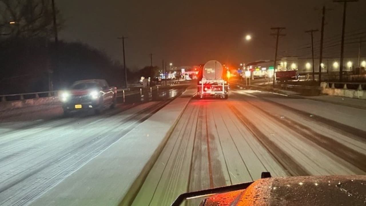 <b>Las carreteras amanecieron congeladas en el Norte y Oeste de Austin y parte del centro de Texas. <a href="https://www.univision.com/local/austin-kakw/tormenta-invernal-en-texas-ercot-apagones-red-electrica-frio-extremo-frente-artico">Desde la tarde del sábado hasta la mañana del domingo</a></b>, la policía local respondió a más de 1,000 llamadas por emergencias relacionadas con la tormenta, incluyendo
<b>67 accidentes y 32 reportes de peligros viales, </b>mientras múltiples puentes y pasos elevados permanecían cubiertos de hielo.