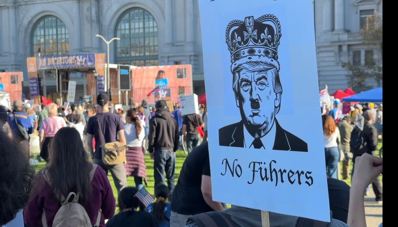 Manifestantes desafían el sol californiano para rechazar políticas de Trump en San Francisco