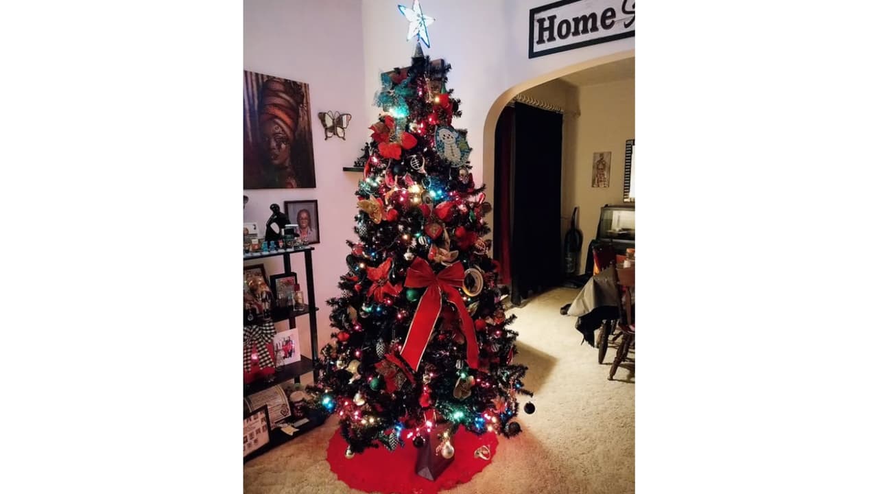 Árbol de Navidad negro con adornos rojos