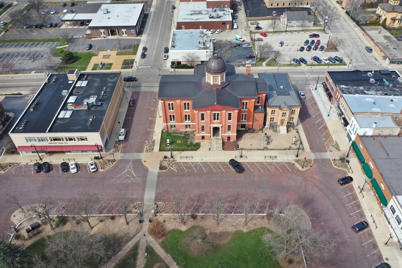 Una céntrica plaza en la pequeña ciudad de Woodstock, Illinois. 6 de abril.