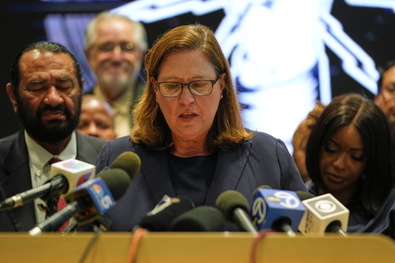 La congresista
<b> Julie Johnson calificó los cambios como “amañados y racistas” pues el distrito 32 que ella representa</b>, fue fragmentado en ocho distritos distintos para diluir el voto de los demócratas. Aunque aseguró que la lucha continuará en los tribunales.“Los republicanos de Texas y el gobernador Abbott impusieron en la Cámara de Representantes de Texas
<b>un conjunto de mapas congresionales amañados y racistas </b>que desmantelan la representación justa y silencian las voces de millones de texanos. Esto no es democracia, es un saqueo de poder corrupto”, dijo.