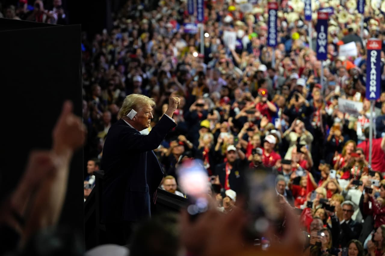 El momento histórico en que
<a href="https://www.univision.com/noticias/elecciones-en-estados-unidos-2024/claves-convencion-nacional-republicana-trump-candidato-oficial-rnc-milwaukee-wisconsin">Donald Trump se convirtió en el candidato republicano por tercera vez, con el partido rendido a sus pies.</a> En la foto, Trump saluda con un puño en alto, al público reunido en julio, en la Convención Nacional Republicana en Milwaukee, Wisconsin, que lo nominó oficialmente. Aún tenía un vendaje en la oreja, tras el roce de la bala del ataque que sufrió en Butler, Pensilvania.
