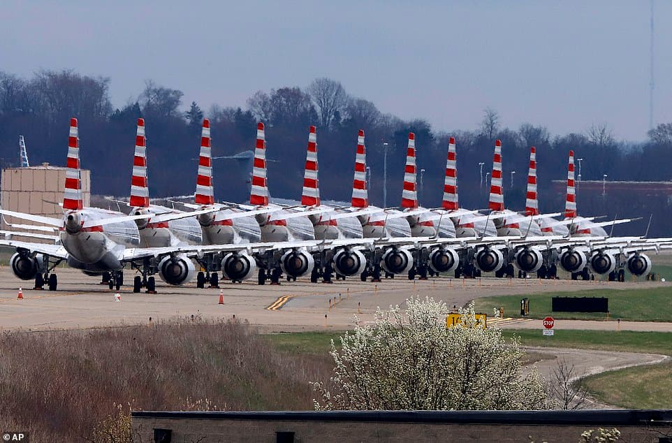<b>Las aerolíneas: </b>Durante la cuarentena por la Covid-19, la cantidad de pasajeros estadounidenses en aviones ha caído en un 96%, a un nivel que no se había visto en más de 60 años
<b>, </b>según la Administración de Seguridad en el Transporte. En la imagen, aviones de American Airlines almacenados en el Aeropuerto Internacional de Pittsburgh se encuentran inactivos en una calle de rodaje cerrada.