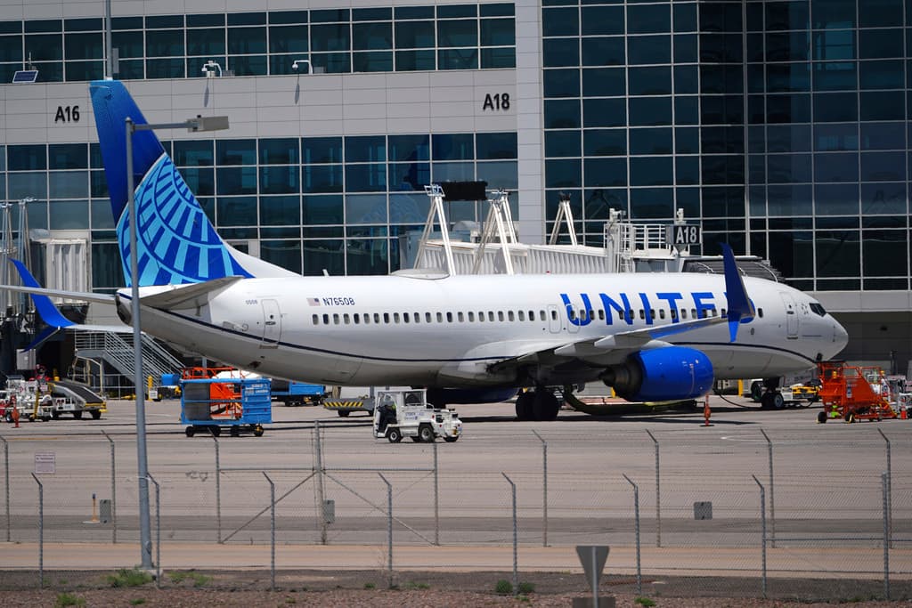 El vuelo de United con 230 personas a bordo que aterrizó de emergencia en DC por una falla en el motor