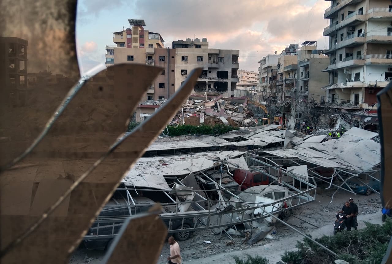 Un edificio destruido, alcanzado por un ataque aéreo israelí, se observa a través de una ventana rota del Hospital Jabal Amel, en la ciudad portuaria de Tiro, Líbano,