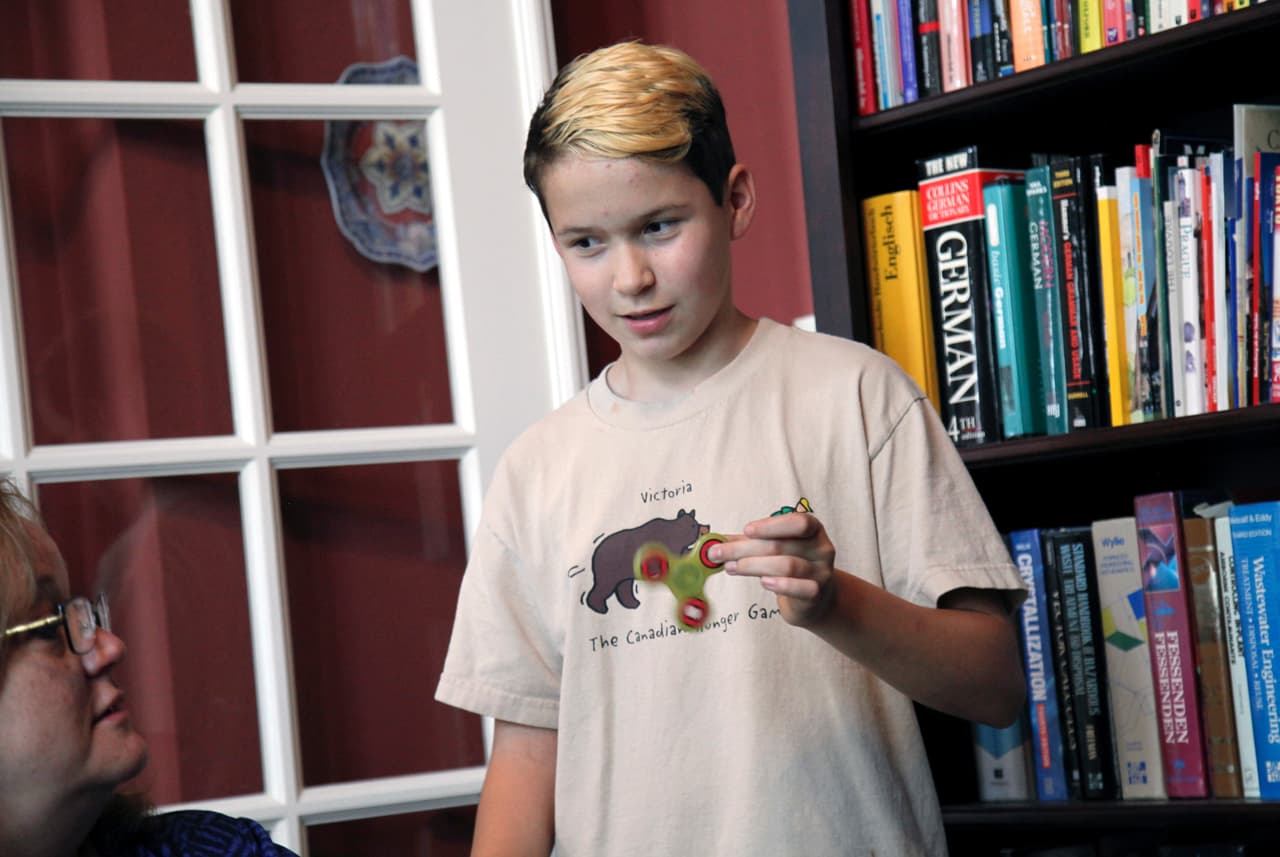 El simple hecho de ser distintos los convierte en víctimas de
<a href="http://www.univision.com/los-angeles/kmex/noticias/acoso/el-acoso-escolar-puede-convertirse-en-abuso-sexual-entre-menores-video">acoso escolar</a>. En estos casos se debe hablar con las autoridades de la escuela para definir un plan de acción.