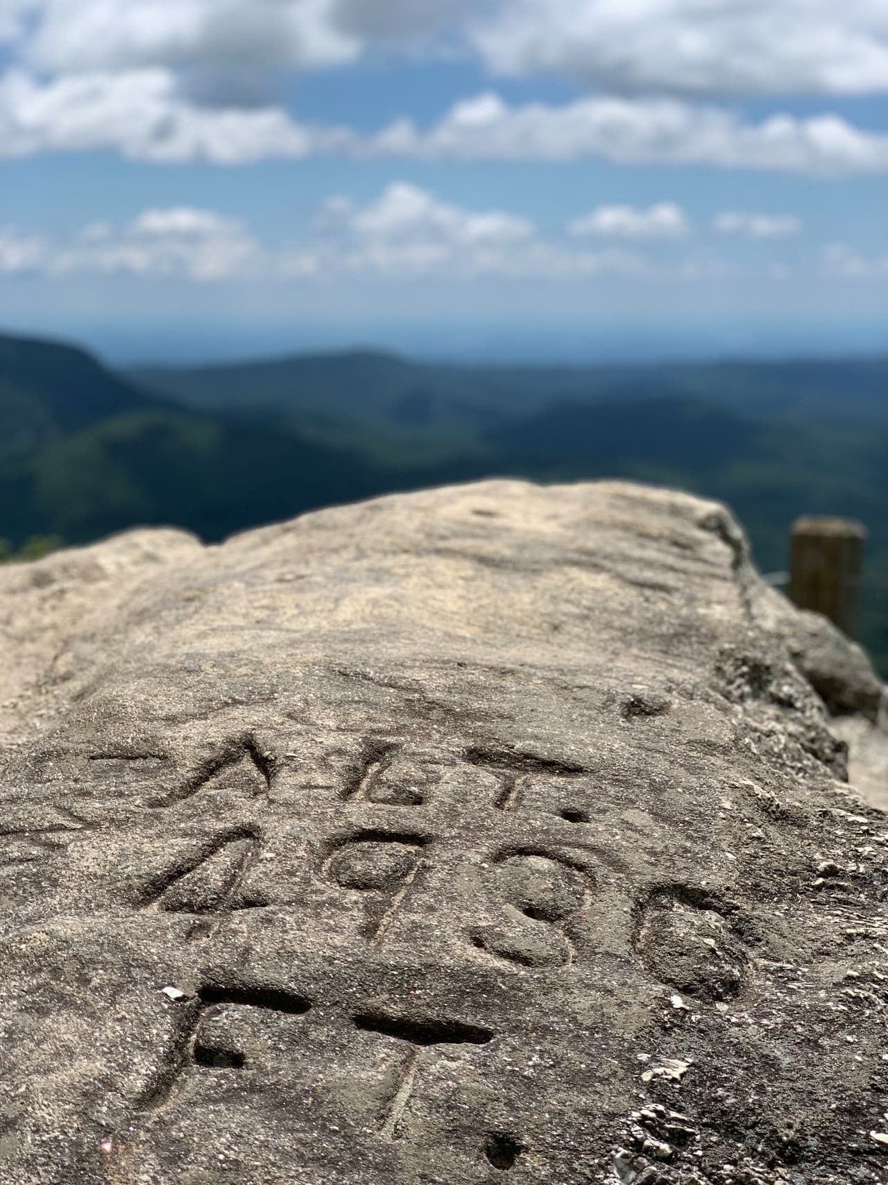 La montaña llega a una altura de 4,930 pies sobre el nivel del mar.