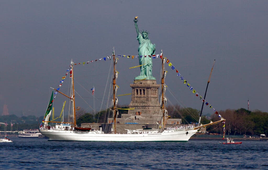 El buque escuela "Cuauhtémoc" regresa a México tras superar tragedia en NY