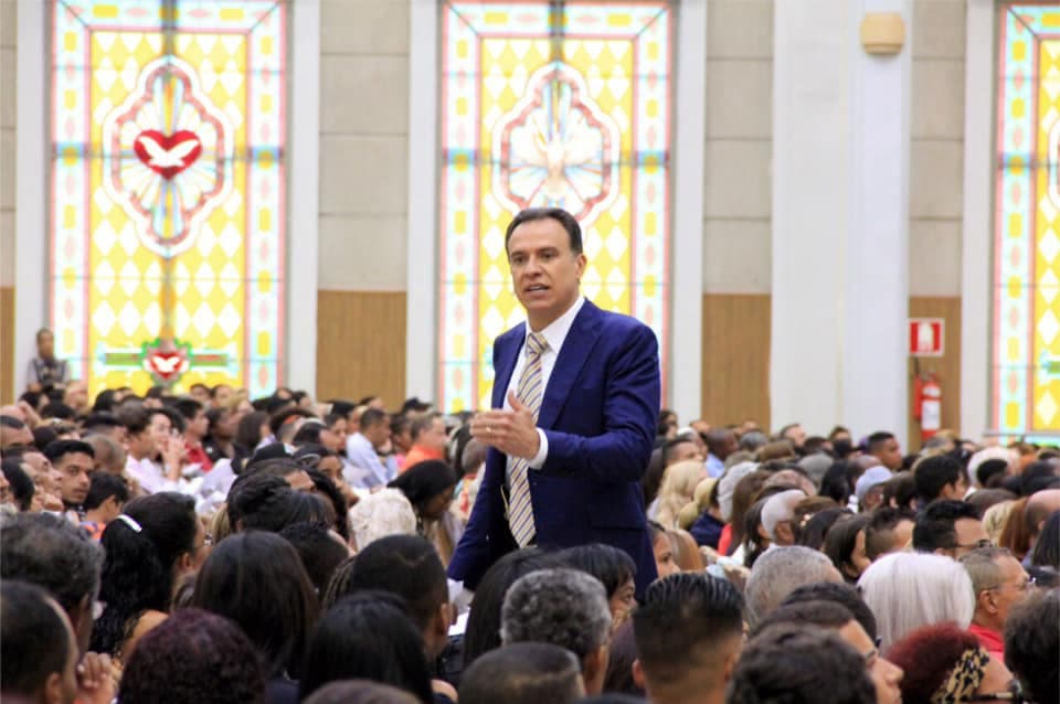 En su ceremonia defendió que “usted da su automóvil, pero conseguirá algo mejor”.