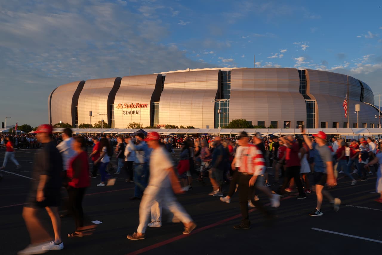 Al
<b>amanecer en Glendale</b>, los alrededores del estadio lucían llenos de personas.