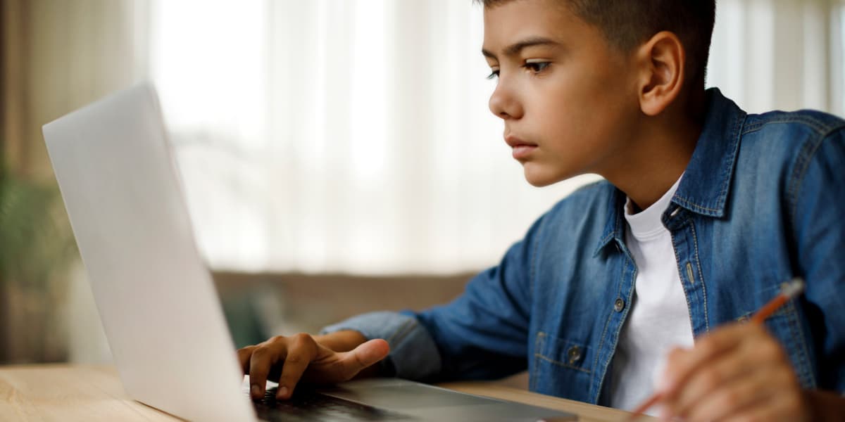 El cierre de distritos escolare en todo el país ha hecho que muchos padres de familia se conviertan en los maestros y tutores de sus hijos. Cientos de recursos gratis en internet pueden ayudar a mantener a los estudiantes al día con sus estudios y crecimiento educativo. Estas son algunas actividades que puedes hacer en casa con los menores de edad.