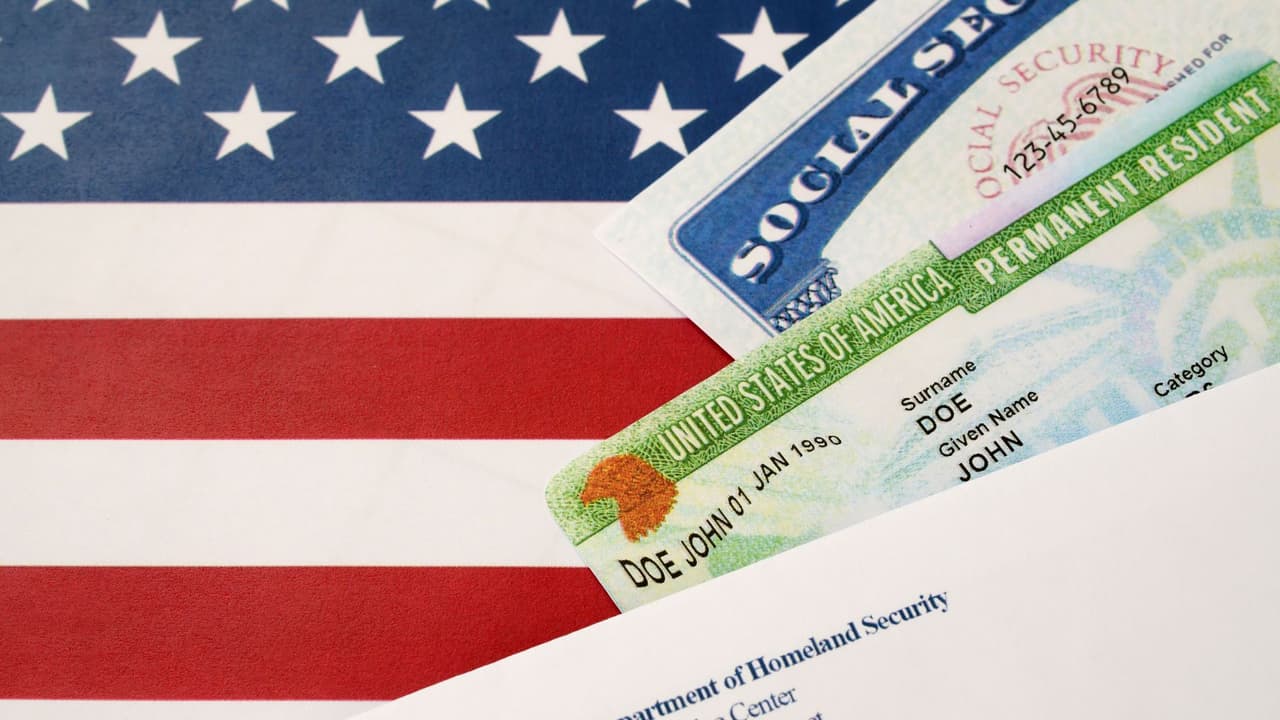 <b>La agencia va a revisar si hay alguna publicación que perjudique alguna solicitud</b>, asegura Vásquez.
<br>
<br>“Cualquier tipo de información que ponga que tenga algún tipo de acción criminal o que demuestre bajo carácter moral le va a afectar de forma directa, y al mismo tiempo inmigración va a revisar sus redes para determinar si está cometiendo algún tipo de fraude”, comenta el abogado.