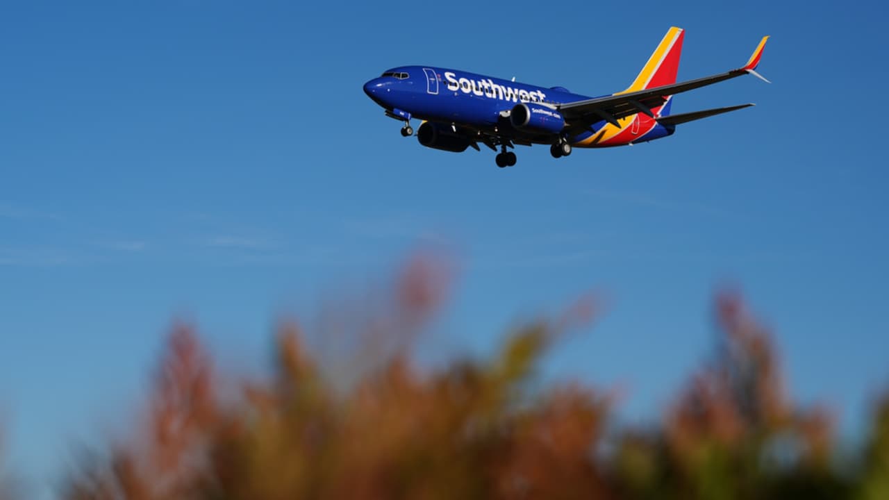 “Cabezas abajo, manos arriba”: alerta de seguridad con pasajero obliga a desviar vuelo de Southwest a Atlanta
