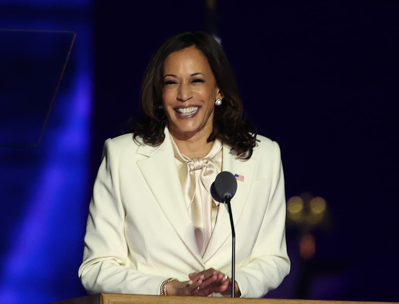 <b>La primera mujer vicepresidenta</b>. El inusual ciclo político estadounidense en 2020 dejó un un nuevo hito histórico, que es celebrado por millones en Estados Unidos y el mundo: la victoria en la fórmula Joe Biden y Kamala Harris. La nueva vicepresidenta será, además, la primera mujer negra y de ascendencia asiática en lograr ese cargo. En la foto, la noche que reconocieron la victoria, en Delaware, el 7 de noviembre.
<i><a href="https://www.univision.com/noticias/elecciones-en-eeuu-2020/estas-elecciones-fueron-las-mas-seguras-de-la-historia-de-eeuu-afirman-funcionarios-de-seguridad-mientras-trump-presenta-mas-demandas"><u>Siga aquí nuestra cobertura de las elecciones presidenciales en Estados Unidos</u></a></i>
<a href="https://www.univision.com/noticias/elecciones-en-eeuu-2020/estas-elecciones-fueron-las-mas-seguras-de-la-historia-de-eeuu-afirman-funcionarios-de-seguridad-mientras-trump-presenta-mas-demandas"><u>.</u></a>
<br>