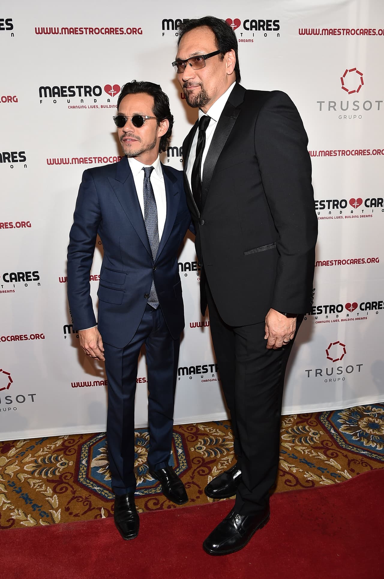 Precisamente con el tema de la estatura, Marc Anthony hizo bromas el martes con Jimmy Smits, actor que fungió como maestro de ceremonias de la gala de la Fundación Maestro Cares.