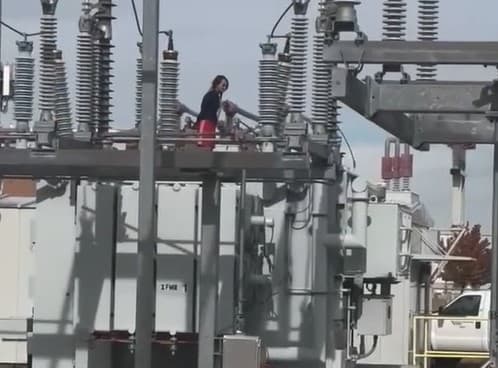 Una
<b>mujer escaló un transformador </b>en Salt Lake City.