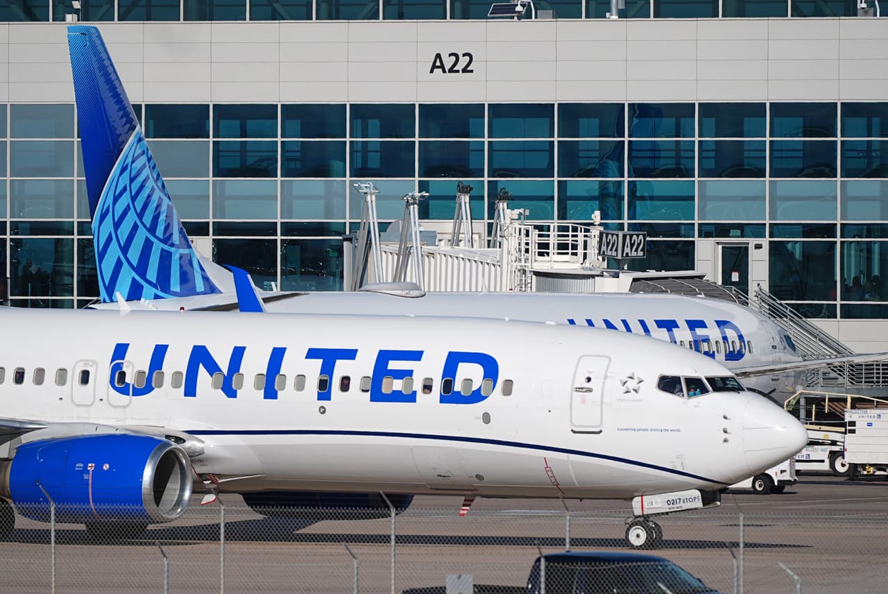 Avión de United Airlines sufre un problema en el motor y aterriza de emergencia en el aeropuerto de Los Ángeles