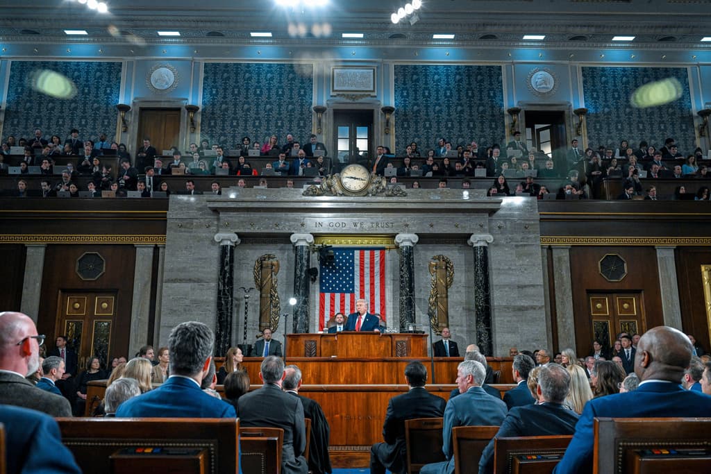Trump presume de una “época dorada”, reparte condecoraciones al por mayor y se adjudica triunfos internacionales, los momentos que marcaron el Estado de la Union 2026