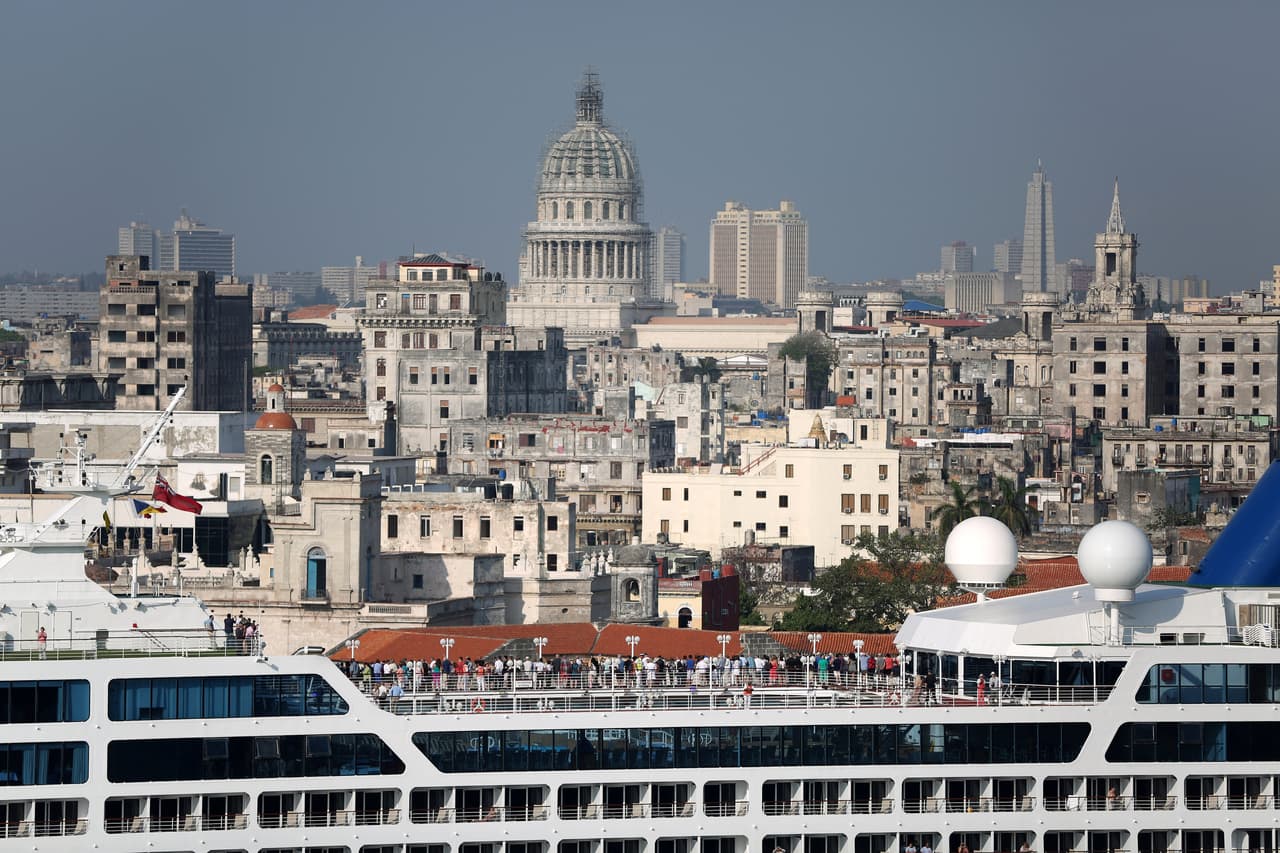 La gente mira a la ciudad de La Habana desde la cubierta del barco de cruceros estadounidense Adonia, perteneciente a la compañía Carnival. Es el primer crucero que navega entre los Estados Unidos y Cuba en 50 años, el 2 de mayo de 2016