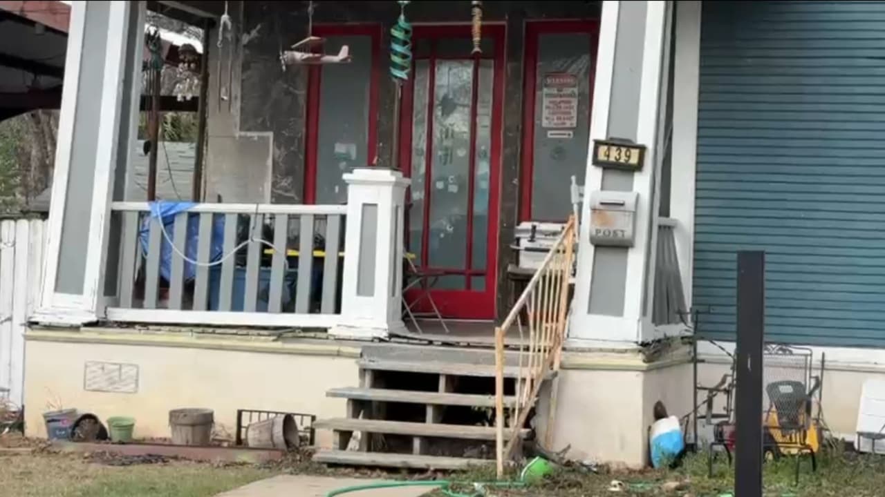 Un niño de
<b>9 años</b> resultó herido por una
<b>bala perdida</b> mientras se encontraba en el porche de una vivienda ubicada en el
<b>bloque 400 de la calle Delmar</b>, cerca de South New Braunfels Avenue, poco después de la
<b>medianoche</b>.
<br>
<br>La madre del menor relató que notó algo “ardiendo” en el pantalón del niño y descubrió que había sido impactado por un proyectil. El menor fue llevado al hospital, donde
<b>le retiraron la bala</b>, y posteriormente
<b>regresó a casa</b>. Las autoridades indicaron que
<b>no se sabe quién disparó</b> y el caso sigue bajo investigación.