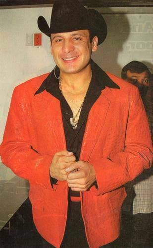 El 25 de noviembre de 2006, tras presentarse a un concierto en Reynosa,
<b>el llamado ‘Gallo de Oro’ fue acribillado en su vehículo, con más de 70 disparos</b>. Rumores apuntan a que la causa fue la interpretación de un corrido, que era un mensaje entre criminales.