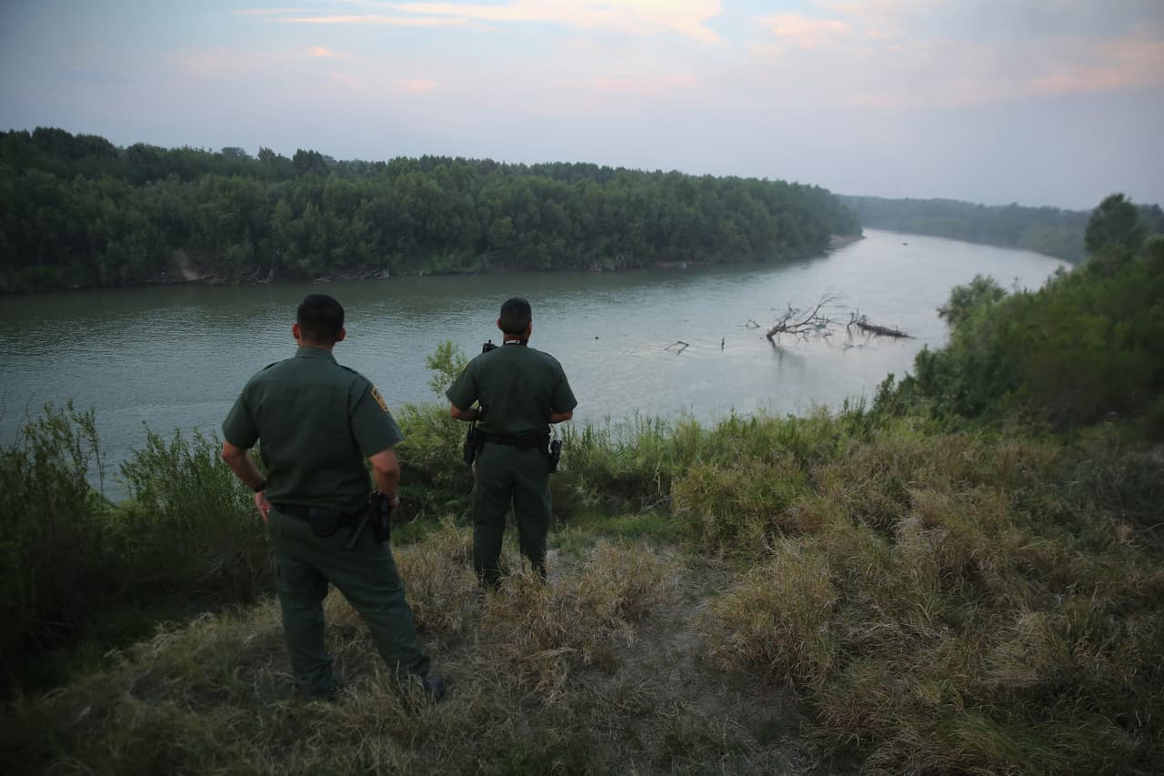 Migrantes ahora enfrentan cargos por “invasión de propiedad” en zonas militarizadas del Río Grande