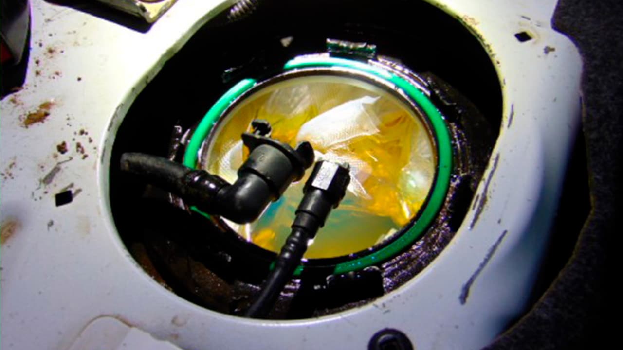 El domingo 25 de agosto, los oficiales de CBP encontraron a una mujer de 32 años que conducía una camioneta Honda SUV, a la cual le localizaron 80 paquetes de metanfetamina ocultos dentro del tanque de combustible, la llanta de repuesto y el cortafuegos del vehículo, con un peso total de más de 85 libras.