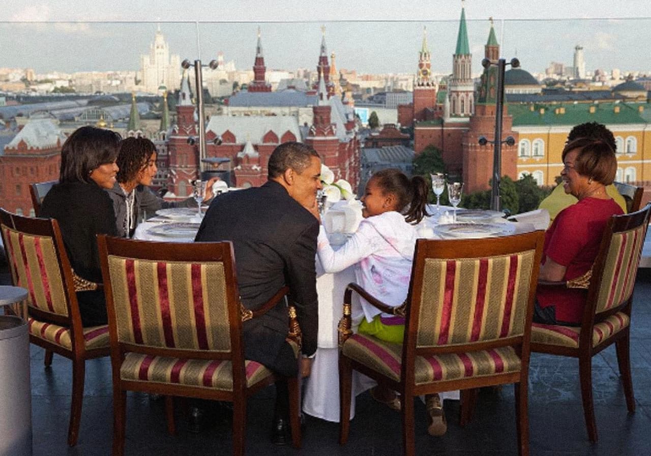 <b>El hotel del escándalo en Moscú.</b> Sobre la investigación de los servicios de inteligencia estadounidenses al reporte de un agente que aseguró la existencia de un video sexual de Donald Trump, grabado en el hotel Ritz-Carlton de Moscú, Pete Souza escribió: “La familia Obama cena en el tejado del infame hotel Ritz-Carlton con vistas a la Plaza Roja de Moscú. Julio de 2009”.
<br>