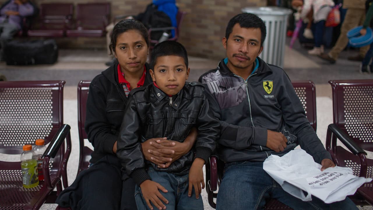 "Me dijeron que al llegar ya está el trabajo acá": dos familias cuentan por qué decidieron migrar a EEUU con sus hijos